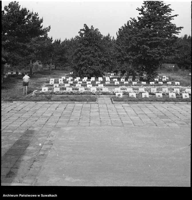 image.from.unit.number "Cmentarz Żołnierzy Radzieckich w Suwałkach."