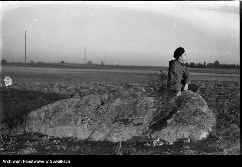 image.from.unit.number "Człowiek przy głazie."