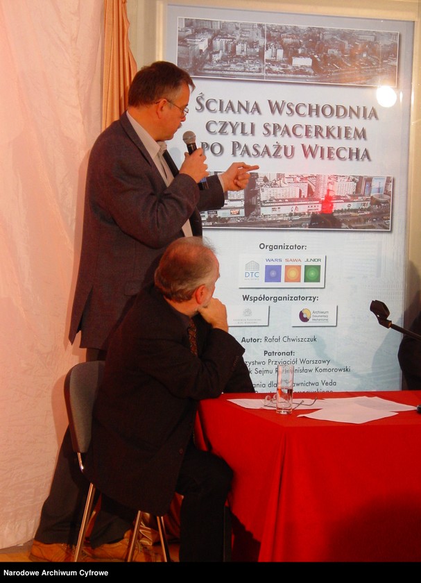 image.from.unit.number "Warszawa. Pasaż Wiecha. Wystawa "Ściana Wschodnia czyli spacerkiem po Pasażu Wiecha""