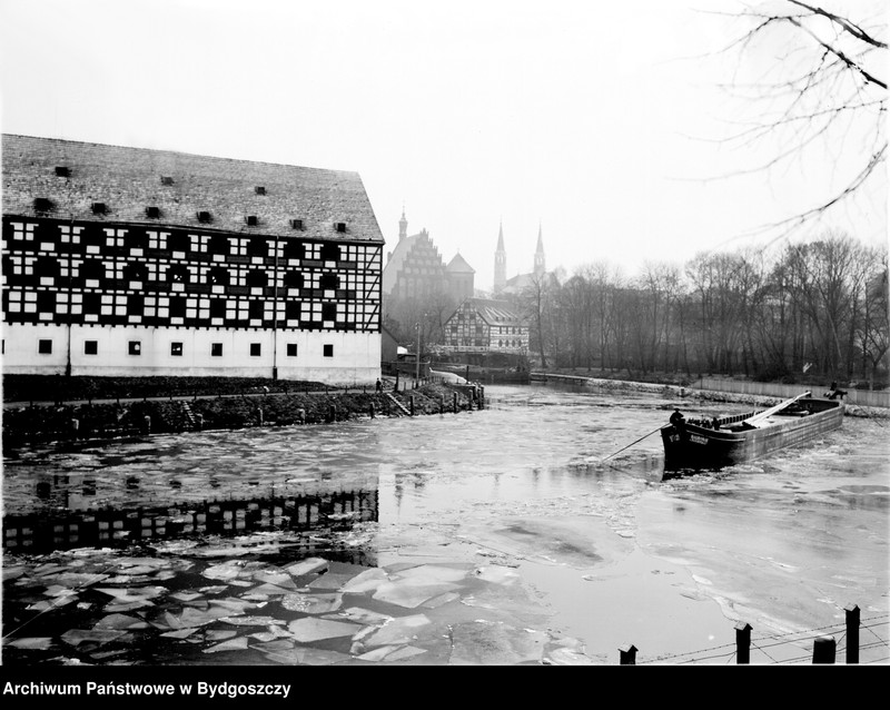 image.from.unit.number "Bromberg. Hafen unterhalb der Stadtschleuse, vom Muhlendamm aus aufgenommen.[Bydgoszcz, port poniżej śluzy miejskiej, ujęcie z grobli młyńskiej]"