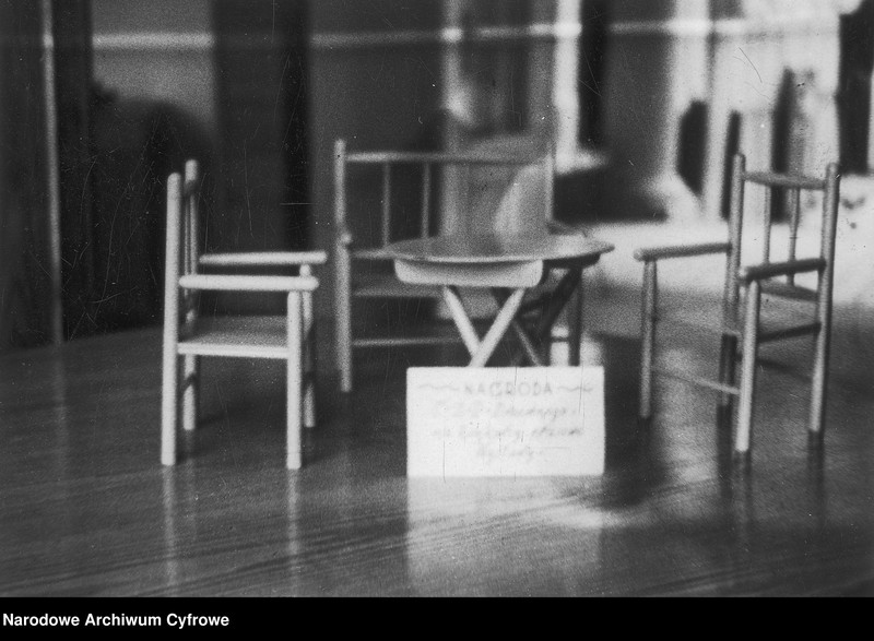 image.from.unit.number "Wystawa nagród centralnych zarządów przemysłowych na konkursy prasowe w Warszawie"