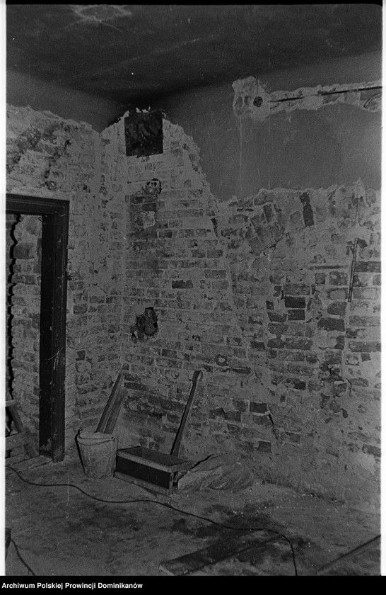 image.from.unit.number "Kraków, klasztor Ojców Dominikanów, obecna siłownia studentatu; obecne pomieszczenie gospodarcze na parterze północnego ramienia III wirydarza („slumsy” nr 11); podwórze przykuchenne; podwórze przy furcie. Kraków, kamienica przy ul. Stolarskiej 6, cela zakonna „slumsy” nr 13"