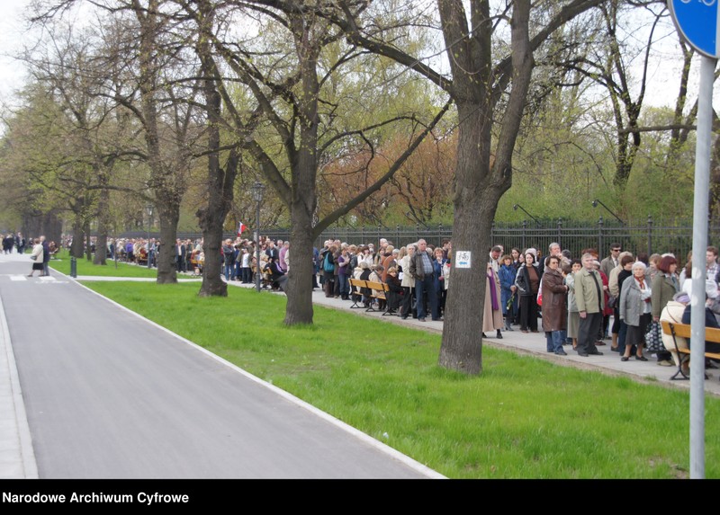 image.from.unit.number "Szósty dzień żałoby narodowej w Warszawie po katastrofie lotniczej w Smoleńsku"