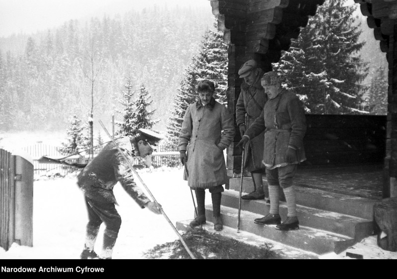 image.from.unit.number "Polowanie na niedźwiedzie w nadleśnictwie Sołotwina, w lasach należących do hrabiego Adama Zdzisława Zamoyskiego"