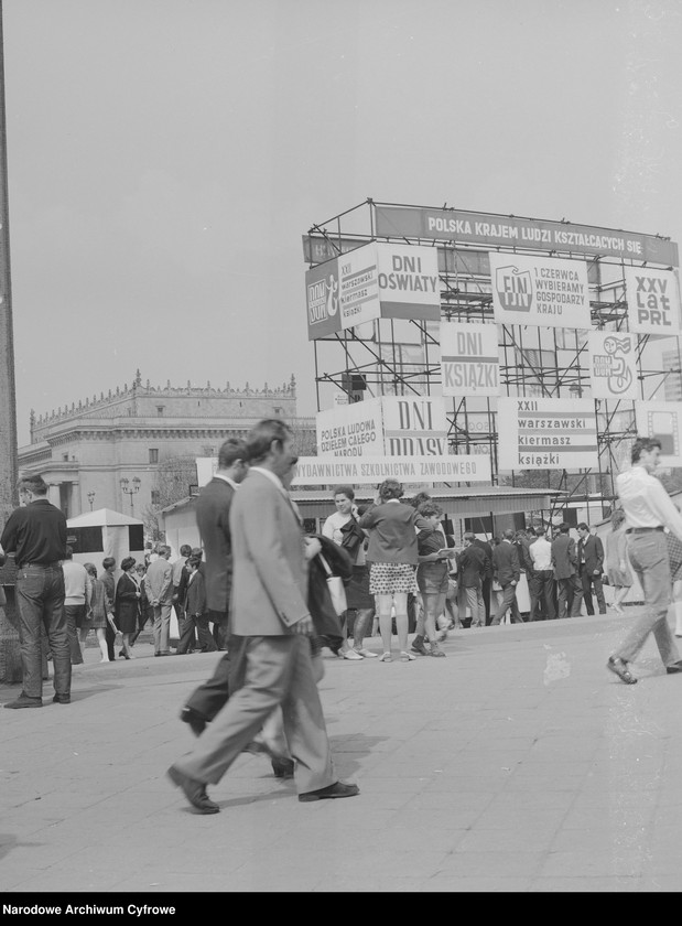 Obraz 13 z jednostki "Kiermasz książek przed Pałacem Kultury i Nauki w Warszawie podczas Dni Oświaty, Książki i Prasy"