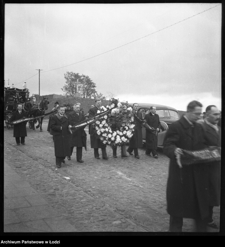 Obraz 1 z jednostki "Pogrzeb S. Skrzywana - ksiądz, trumna, karawan"
