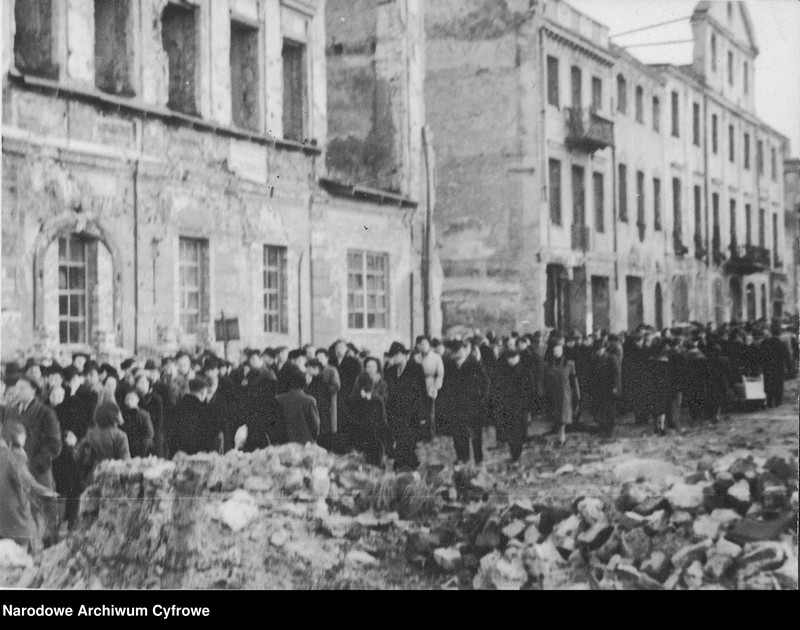 image.from.unit.number "Kolejki do kościołów w Wielką Sobotę w Warszawie"