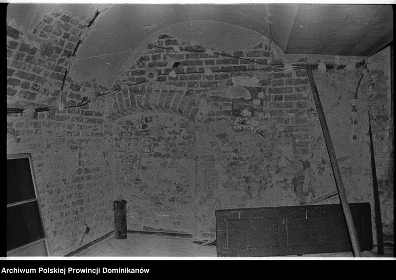 image.from.unit.number "Kraków, klasztor Ojców Dominikanów, obecna siłownia studentatu; obecne pomieszczenie gospodarcze na parterze północnego ramienia III wirydarza („slumsy” nr 11); podwórze przykuchenne; podwórze przy furcie. Kraków, kamienica przy ul. Stolarskiej 6, cela zakonna „slumsy” nr 13"