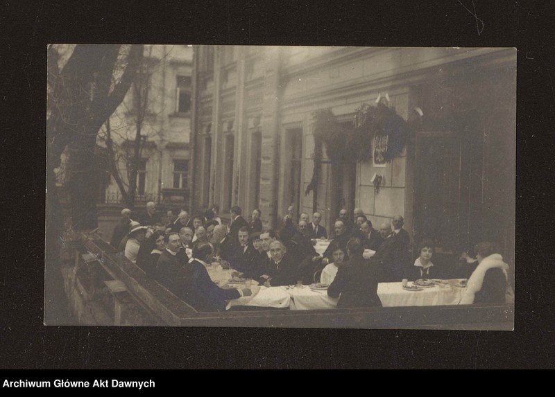 image.from.unit.number "Fotografie członków Mieszanej Komisji Rewindykacyjnej (zbiorowe)."