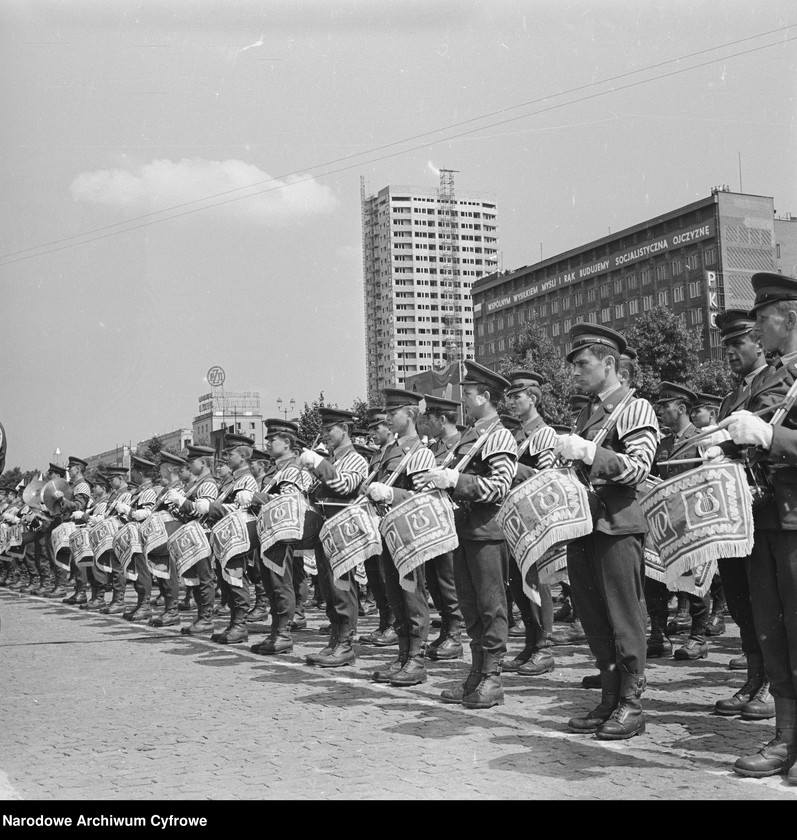 image.from.unit.number "Defilada Tysiąclecia Państwa Polskiego podczas Narodowego Święta Odrodzenia Polski (22 lipca) na pl. Defilad w Warszawie"