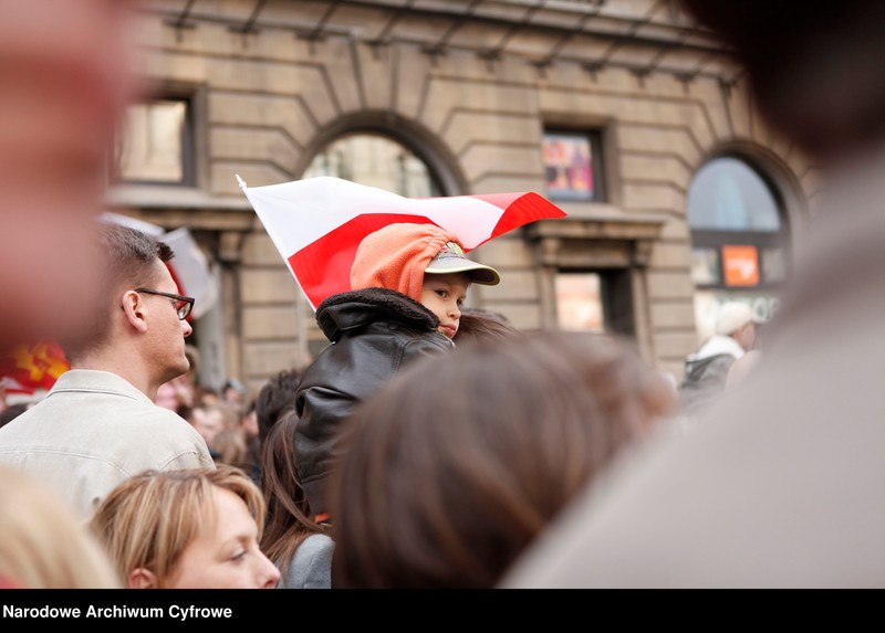 Obraz 8 z jednostki "Drugi dzień żałoby narodowej w Warszawie po katastrofie lotniczej w Smoleńsku"
