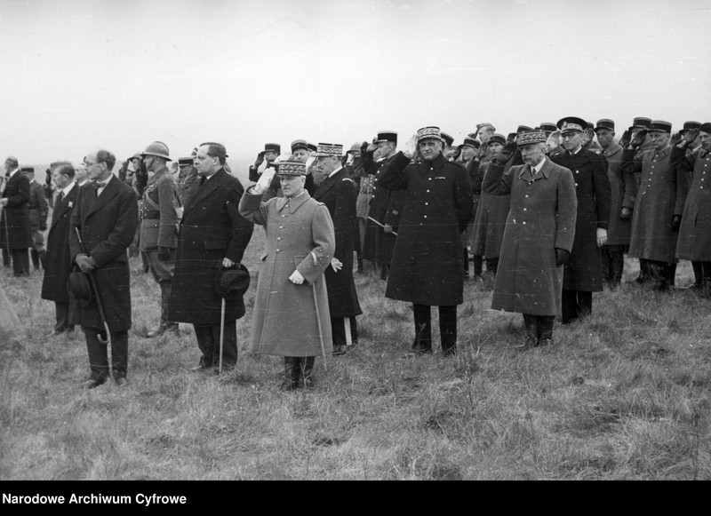 image.from.unit.number "1 Dywizja Grenadierów Wojska Polskiego we Francji - obchody święta 3 Maja i uroczystość nadania miana Grenadierów odbywające się przy szosie Autreville-Martigny"