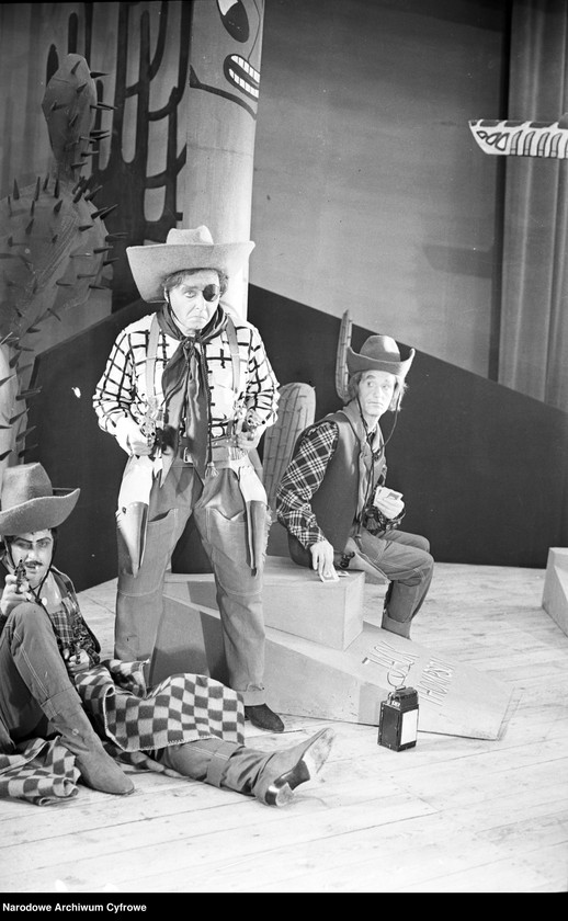 Obiekt Od lewej: Tomasz Stockinger (Mejico Kid), Kazimierz Brusikiewicz (Grimpo), i Wacław Jankowski (Dakota Kid). z jednostki Warszawa. Teatr Syrena - sztuka "Jim strzela pierwszy"