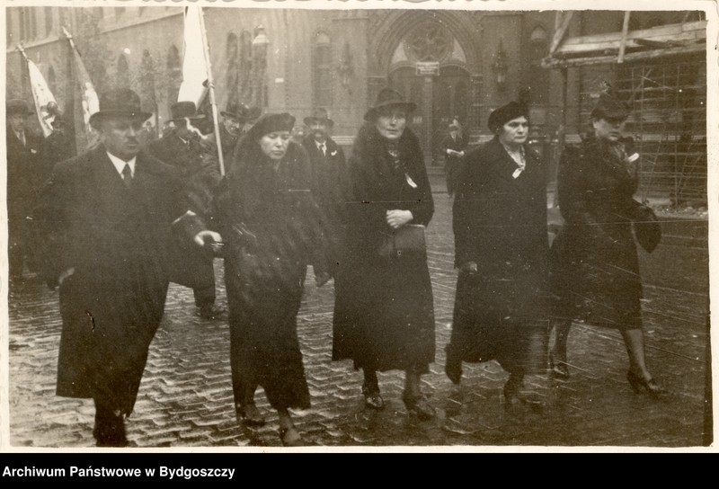 Obraz 1 z jednostki "Pochód rzemieślników ulicami centrum Bydgoszczy z okazji Zjazdu Rzemiosła Pomorskiego w dniu 30.10.1938 r. w Bydgoszczy - trasa, ul. Jagiellońska, gmach Poczty Głównej"