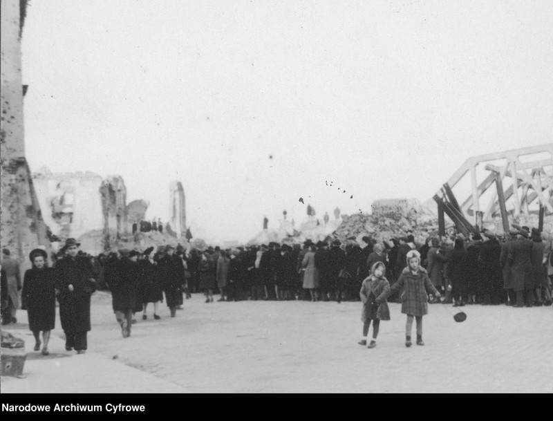 image.from.unit.number "Kolejki do kościołów w Wielką Sobotę w Warszawie"