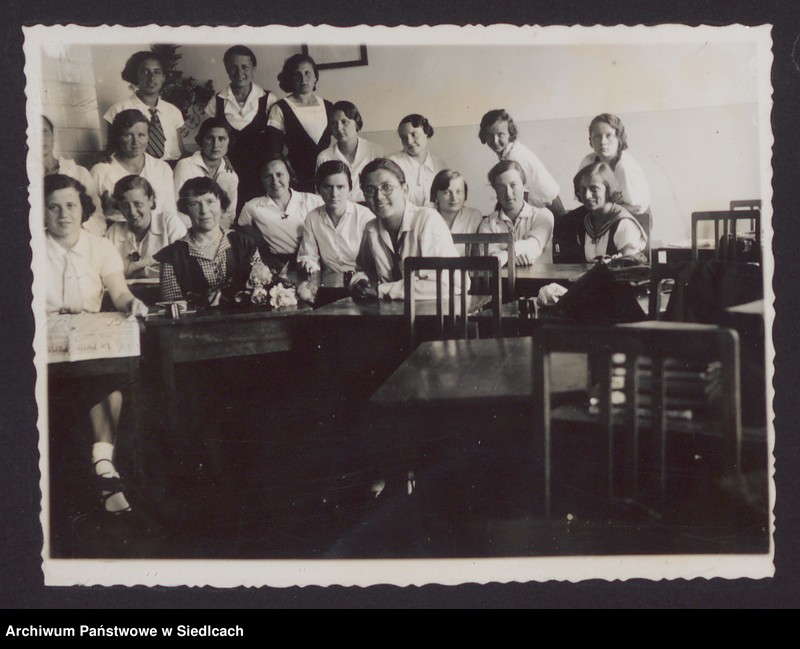 image.from.unit.number "Album z fotografiami podarowany przez uczennice Państwowego Gimnazjum Żeńskiego im. Królowej Jadwigi w Siedlcach wychowawczyni pani Janinie Milulskiej na zakończenie 8-klasowego gimnazjum w dniu 24.06.1934 r."