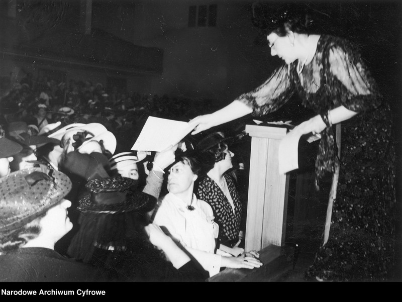 image.from.unit.number "Zakończenie zorganizowanego przez PCK kursu ratunkowo-sanitarnego w sali Auditorium Maximum Uniwersytetu Józefa Piłsudskiego w Warszawie"