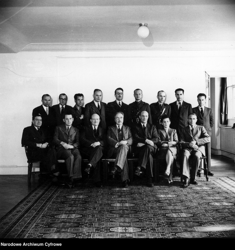 image.from.unit.number "Minister Stanisław Kot w otoczeniu pracowników ministerstwa spraw wewnętrznych"