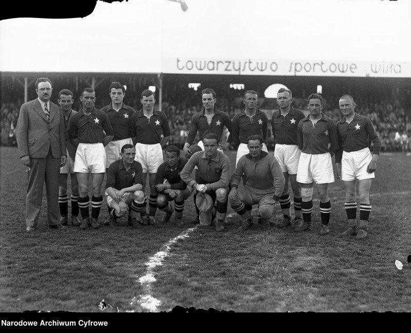 image.from.unit.number "Mecz piłki nożnej TS Wisła Kraków - Chelsea FC na stadionie Wisły Kraków rozegrany z okazji 30-lecia Towarzystwa Sportowego Wisła Kraków"