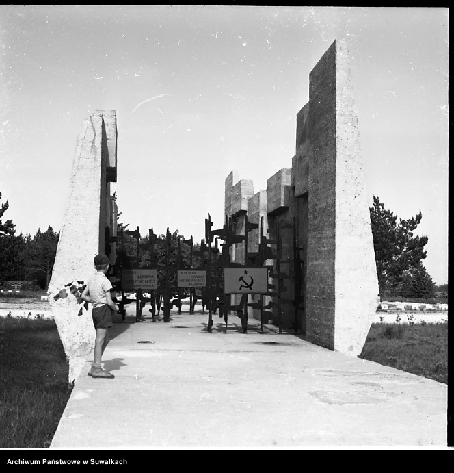 image.from.unit.number "Cmentarz Żołnierzy Radzieckich w Suwałkach."