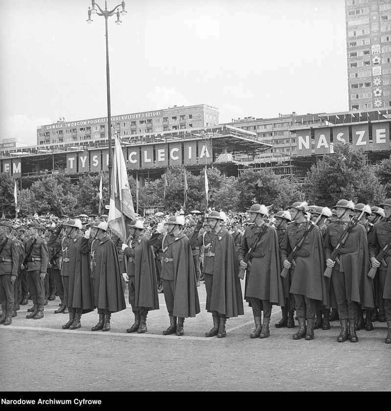 image.from.unit.number "Defilada Tysiąclecia Państwa Polskiego podczas Narodowego Święta Odrodzenia Polski (22 lipca) na pl. Defilad w Warszawie"