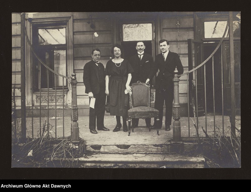 image.from.unit.number "Fotografie członków Mieszanej Komisji Rewindykacyjnej (zbiorowe)."