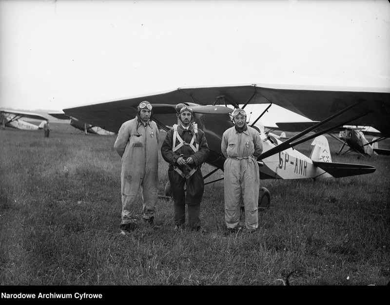 image.from.unit.number "Lot południowo-zachodniej Polski - lotnicy na lotnisku krakowskim"