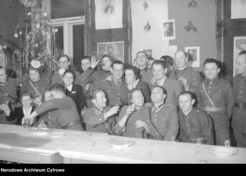image.from.unit.number "Żołnierze Ludowego Wojska Polskiego podczas przyjęcia"