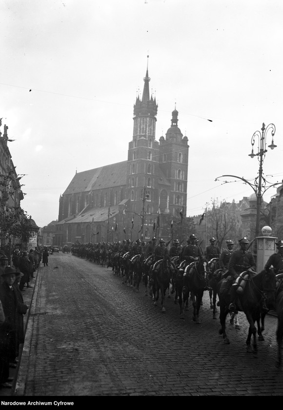 Obiekt Oddział kawalerii przejeżdża przez krakowski Rynek w drodze na Święto Kawalerii. z jednostki Święto Kawalerii w Krakowie z okazji 250 rocznicy Odsieczy Wiedeńskiej