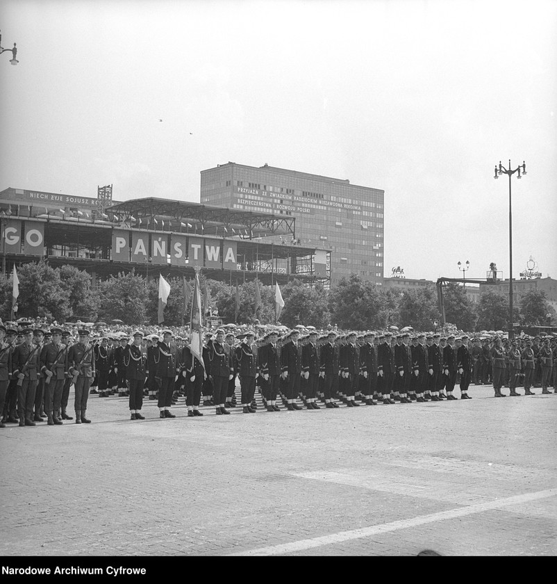 image.from.unit.number "Defilada Tysiąclecia Państwa Polskiego podczas Narodowego Święta Odrodzenia Polski (22 lipca) na pl. Defilad w Warszawie"