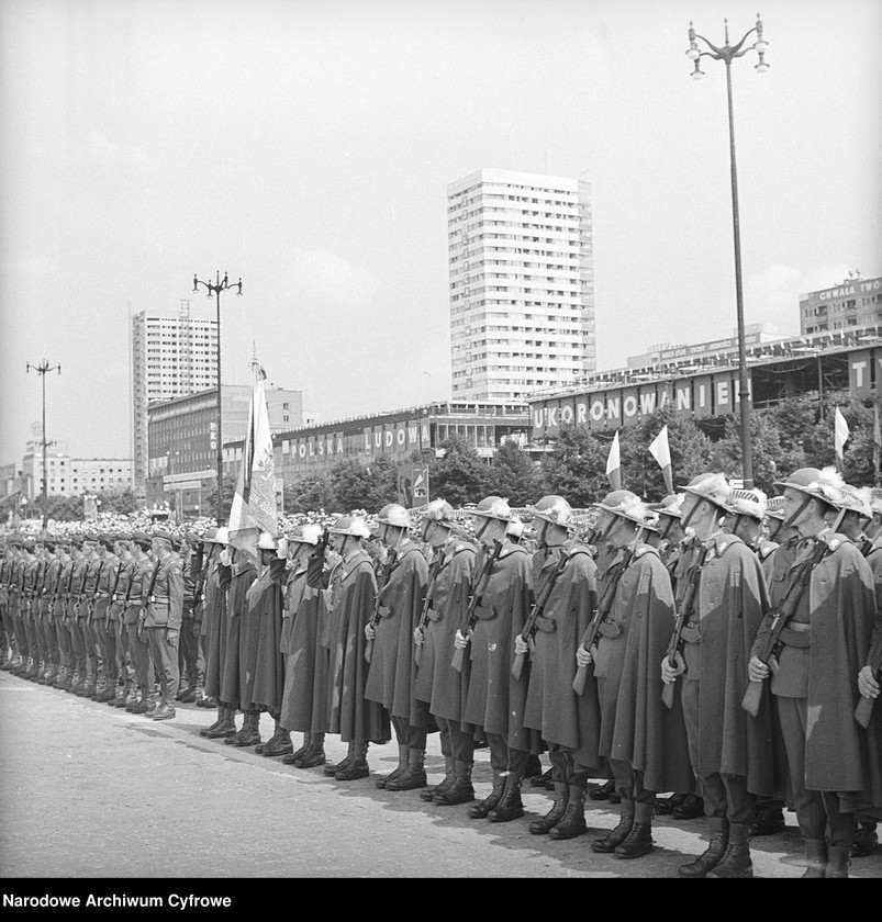 image.from.unit.number "Defilada Tysiąclecia Państwa Polskiego podczas Narodowego Święta Odrodzenia Polski (22 lipca) na pl. Defilad w Warszawie"