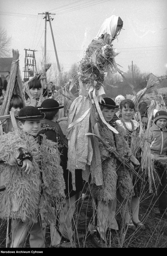 Obraz 19 z jednostki "Obrzęd topienia Marzanny w Dunajcu"