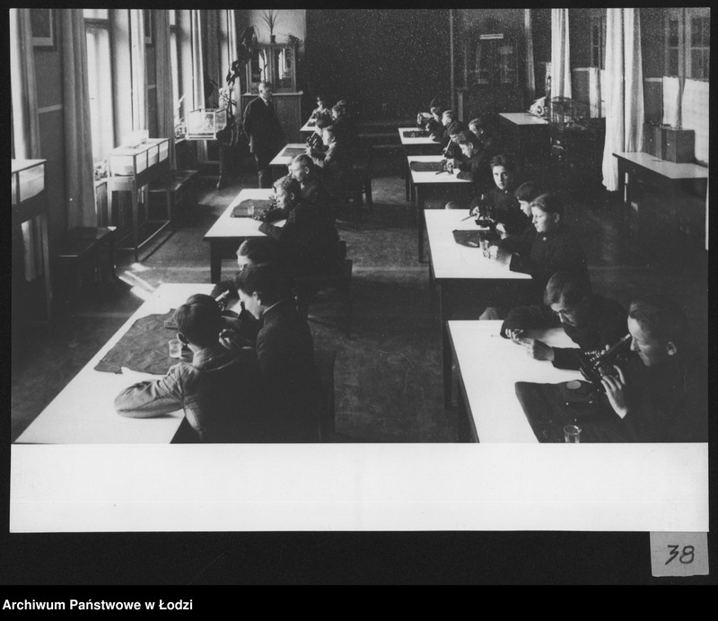 Obraz 2 z jednostki "[Uczniowie wraz z nauczycielem na lekcji biologii]"