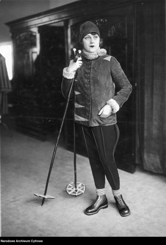 Kobieta w stroju sportowym na narty.