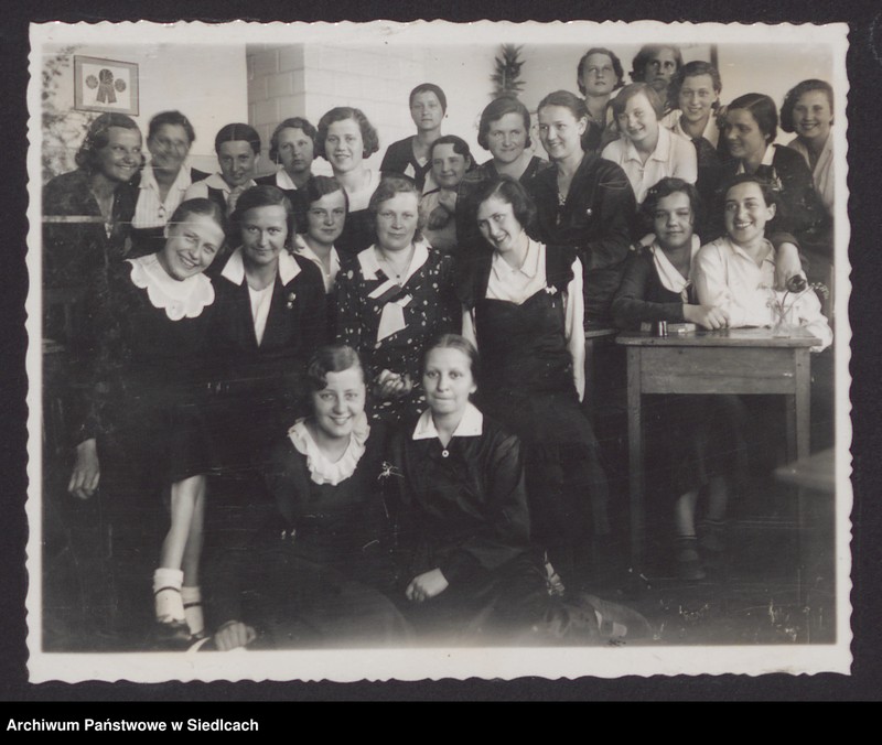 image.from.unit.number "Album z fotografiami podarowany przez uczennice Państwowego Gimnazjum Żeńskiego im. Królowej Jadwigi w Siedlcach wychowawczyni pani Janinie Milulskiej na zakończenie 8-klasowego gimnazjum w dniu 24.06.1934 r."