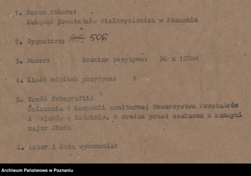 Obraz 4 z jednostki "Ćwiczenia 1 kompanii sanitarnej Towarzystwa Powstańców i Wojaków w Koźminie. W środku przed szałasem z rannymi major Siuda."