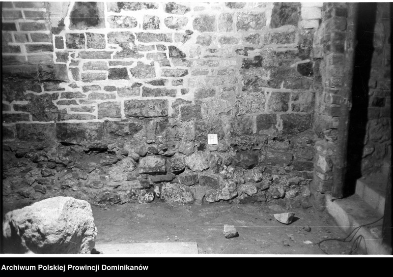 image.from.unit.number "Kraków, klasztor Ojców Dominikanów, krypta pod refektarzem oraz schody przy korytarzu na parterze północnego skrzydła III wirydarza prowadzące do przedsionka ciemnego korytarzyka na I piętrze"