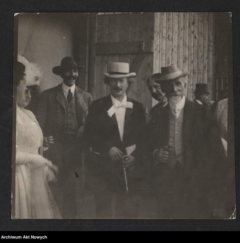 image.from.unit.number "I. J. Paderewski i H. Paderewska w otoczeniu przyjaciół i znajomych. Fotografie; brak fot. nr 6-7,9,11"