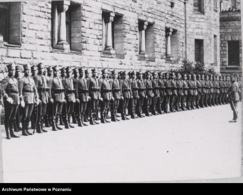 Obraz 5 z jednostki "Józef Piłsudski na dziedzińcu Zamku Cesarskiego w Poznaniu."