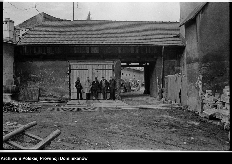 image.from.unit.number "Kraków, klasztor Ojców Dominikanów, obecna siłownia studentatu; obecne pomieszczenie gospodarcze na parterze północnego ramienia III wirydarza („slumsy” nr 11); podwórze przykuchenne; podwórze przy furcie. Kraków, kamienica przy ul. Stolarskiej 6, cela zakonna „slumsy” nr 13"