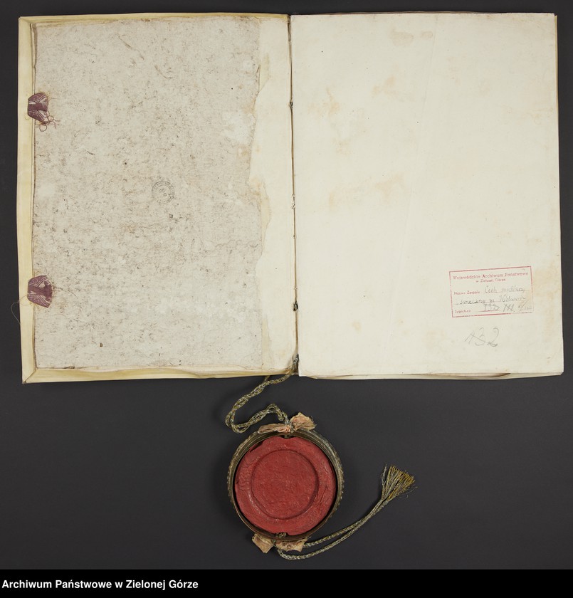 image.from.unit.number "[August II [Saski], król polski [...] elektor saski [...] potwierdza cechowi mydlarzy i świecarzy we Wschowie i transumuje postanowienia statutowe"