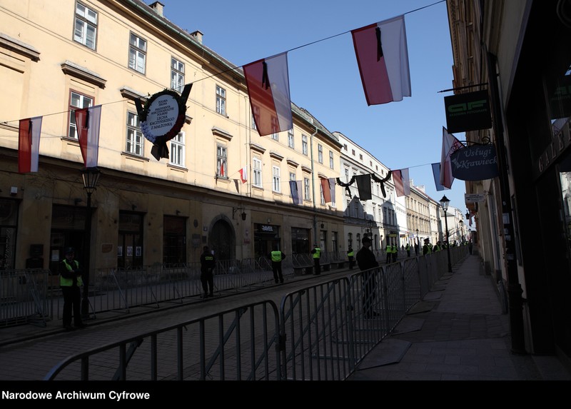 image.from.unit.number "Pogrzeb prezydenta Polski Lecha Kaczyńskiego i jego żony Marii Kaczyńskiej w Krakowie"