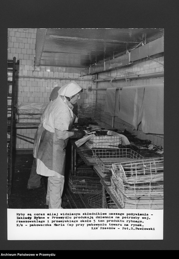 Obraz z jednostki "Pakowaczka Maria Cap przy pakowaniu towaru w Zakładach Rybnych w Przemyślu; autor: R. Pawłowski"