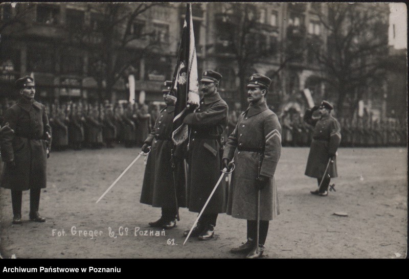 Obraz 3 z jednostki "Przegląd oddziałów Straży Ludowej na Placu Wolności w Poznaniu. Za pocztem sztandarowym dowódca Straży Ludowej - Julian Lange."