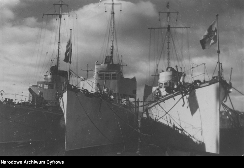 image.from.unit.number "Port Marynarki Wojennej w Gdyni - okręty wojenne w porcie"