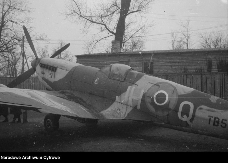 image.from.unit.number "Ekspozycja sprzętu wojskowego na dziedzińcu Muzeum Wojska Polskiego w Warszawie"