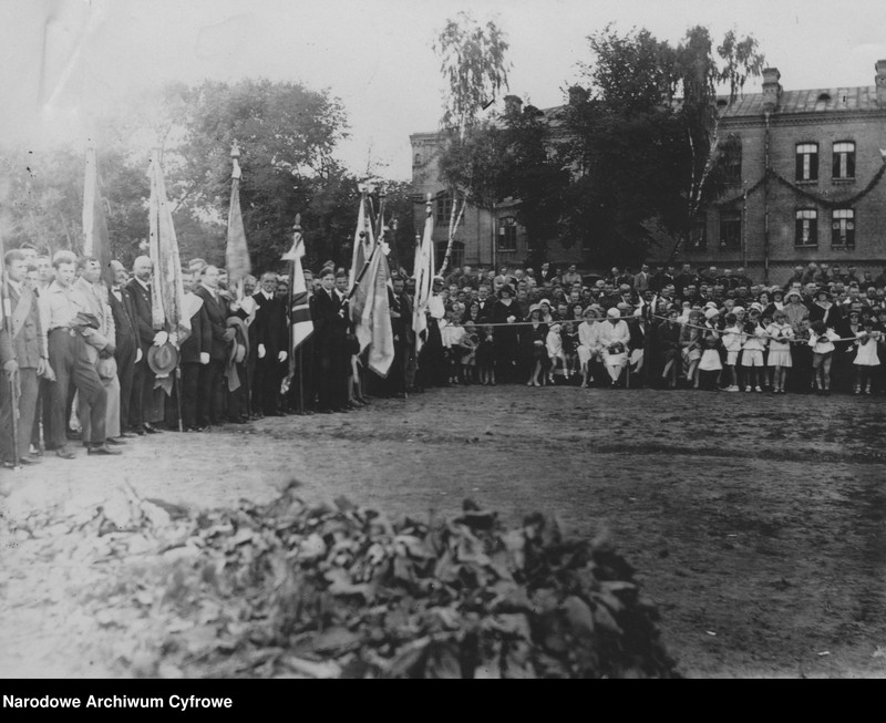 image.from.unit.number "Wręczenie sztandarów 44 i 45 pułkom piechoty"