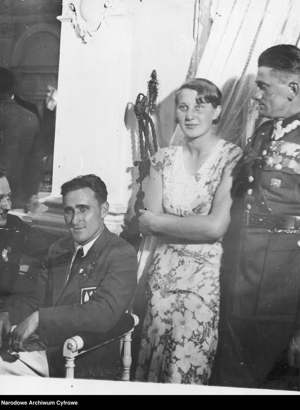 image.from.unit.number "Powitanie na Dworcu Głównym w Warszawie polskich olimpijczyków powracających z Letnich Igrzysk Olimpijskich w Los Angeles"