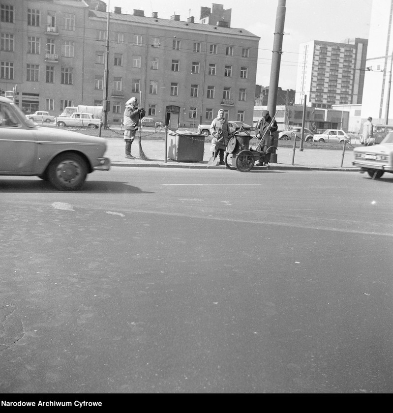 image.from.unit.number "Ulica Juliana Marchlewskiego (ob. al. Jana Pawła II) w Warszawie"