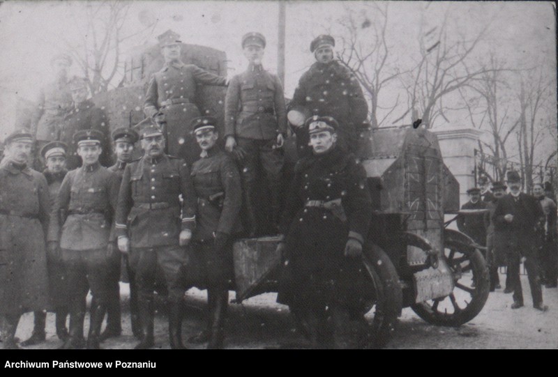 Obraz 3 z jednostki "Niemiecki samochód pancerny zdobyty w dniu 7 lutego 1919 roku przez kompanię rogozińską pod Chodzieżą. Przed samochodem dowództwo północnego frontu powstańczego z generałem Grudzielskim."